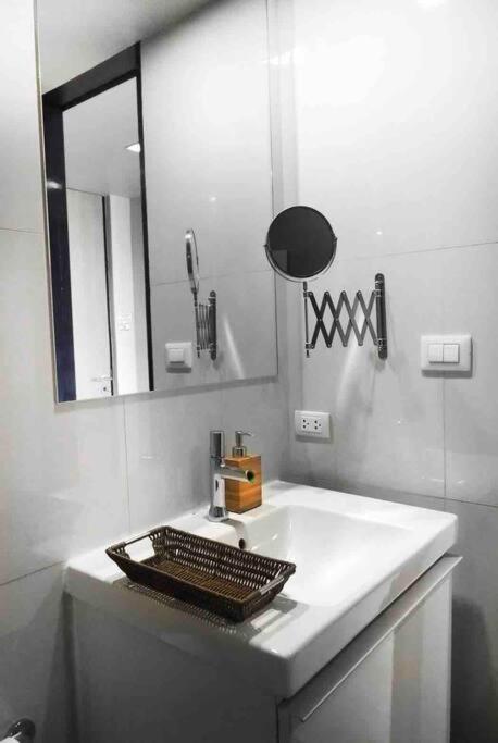 Stylish 1 Bedroom, Nice Pool,Bts Asok, Sukhumvit 曼谷 外观 照片